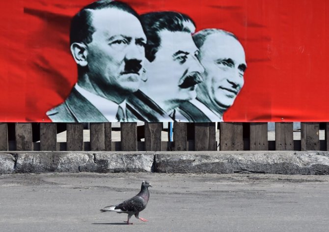 AFP/„Scanpix“ nuotr./Adolfas Hitleris, Josifas Stalinas ir Vladimiras Putinas