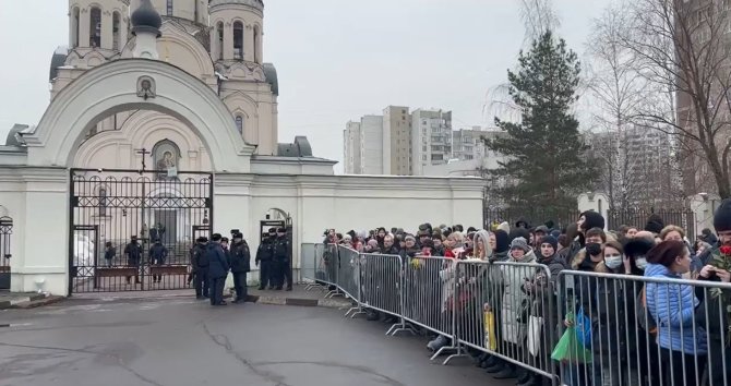 Stopkadras/A.Navalno laidotuvės: prie cerkvės būriuojasi žmonės