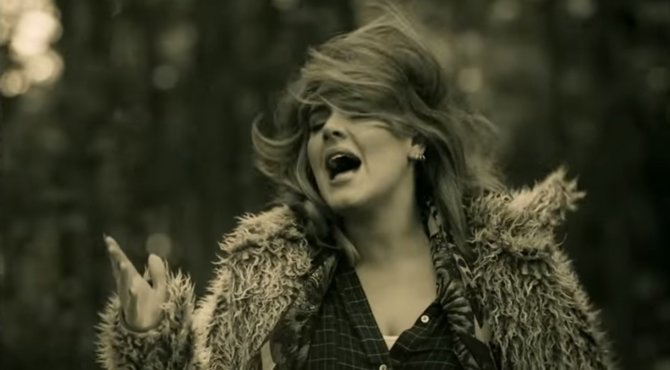 Stop kadras/Adele vaizdo klipe „Hello“