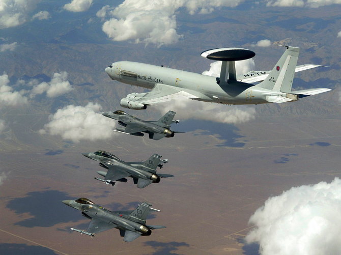 „Wikimedia Commoms“ nuotr./NATO lėktuvai