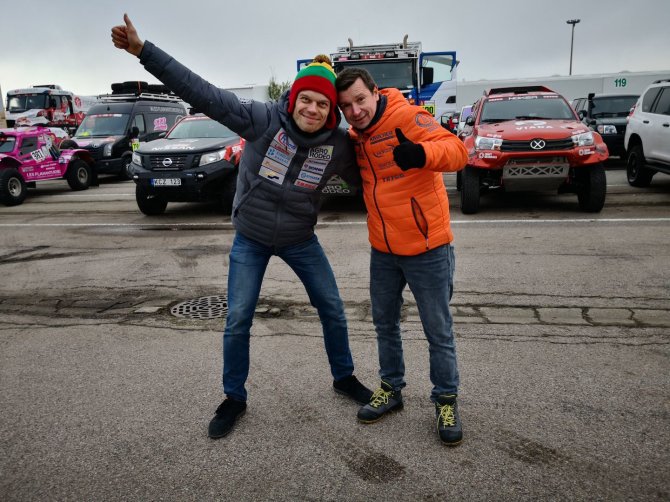 Žilvino Pekarsko / 15min nuotr./Le Havro uoste rikiuojami Dakaro ralio automobiliai, Vaidotas Žala ir Antanas Juknevičius