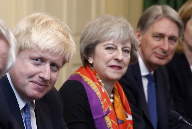 „Reuters“/„Scanpix“ nuotr./Borisas Johnsonas, Theresa May ir Phillipas Hammondas