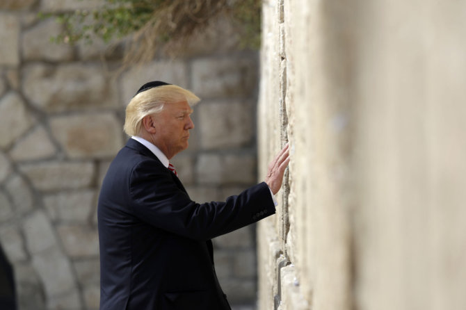 „Scanpix“/AP nuotr./D.Trumpas prie Raudų sienos Jeruzalėje