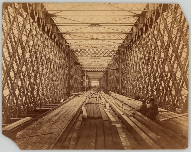 Fotografijos muziejaus vizualai/A.Rohrbachas – Geležinkelio tilto per Dauguvą viduje