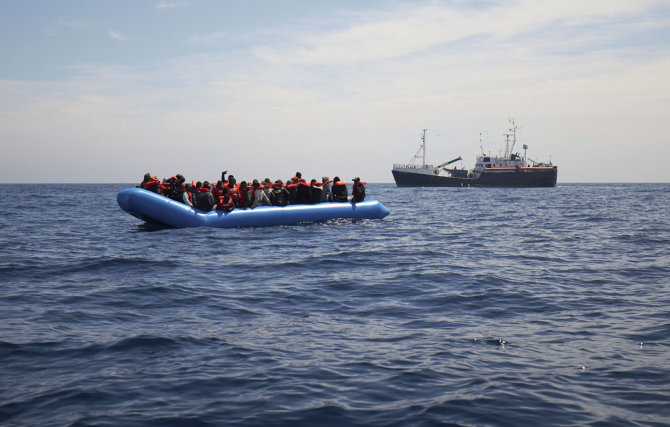 „Scanpix“/AP nuotr./Viduržemio jūroje gelbėjami migrantai