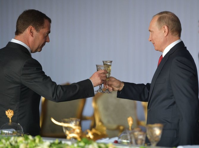 „Scanpix“/AP nuotr./Vladimiras Putinas ir Dmitrijus Medvedevas susidaužia šampano taurėmis per šventinį priėmimą Maskvoje