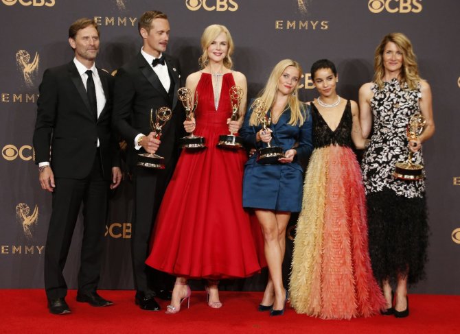 „Reuters“/„Scanpix“ nuotr./„Nekalto melo“ aktoriai Alexanderis Skarsgardas, Nicole Kidman, Reese Witherspoon, Zoe Kravitz ir Laura Dern