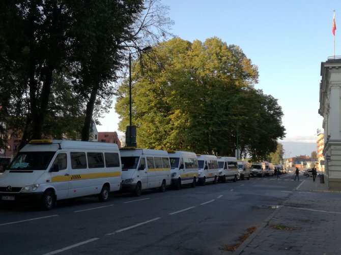 J.Andriejauskaitės/15min.lt nuotr./Po Klaipėdos mero langais išsirikiavo mikroautobusų kolona ir susibūrė vairuotojai.