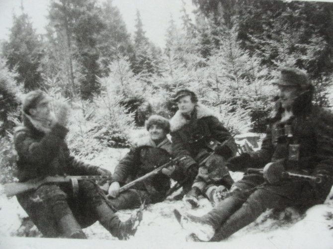 Laimutės P. nuotr./A rinktinės „skrajojančio“ būrio partizanai. Trečias iš kairės - Bernardas Arbočius - Liepsniukas.
