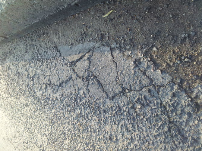 Skaitytojo Lino nuotr./Ašigalio gatvės defektai po remonto