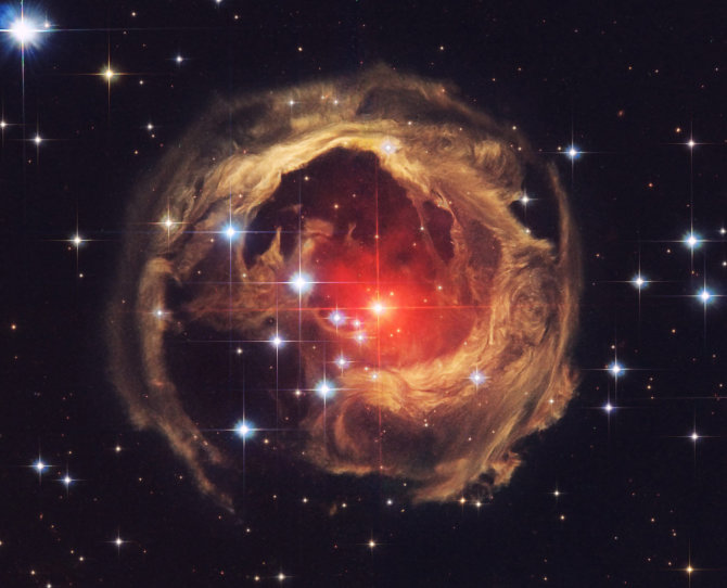 NASA/ESA nuotr./V838 Monocerotis – dvi į vieną susijungusios žvaigždės