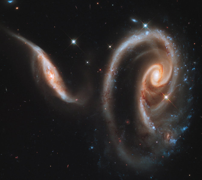 NASA/ESA nuotr./Besijungiančios galaktikos