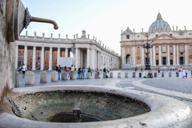 „Scanpix“/AP nuotr./Vatikano Šv. Petro aikštės fontanai