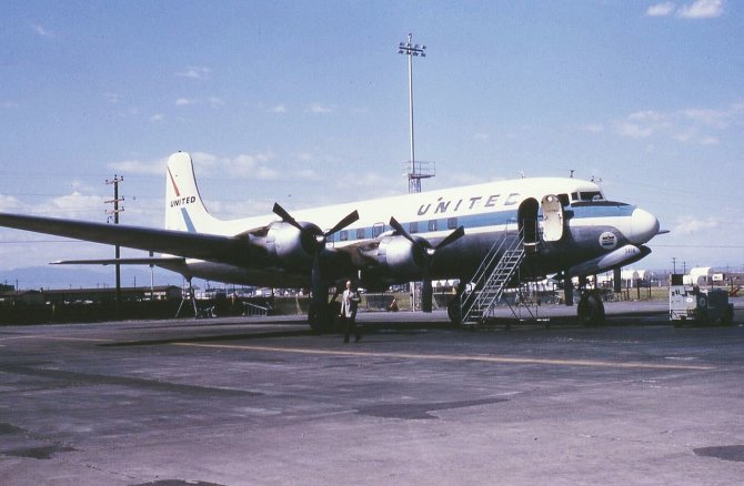 „Wikimedia Commons“ nuotr./„United Airlines“ DC-6 lėktuvas, panašus į tą, kuris sudužo