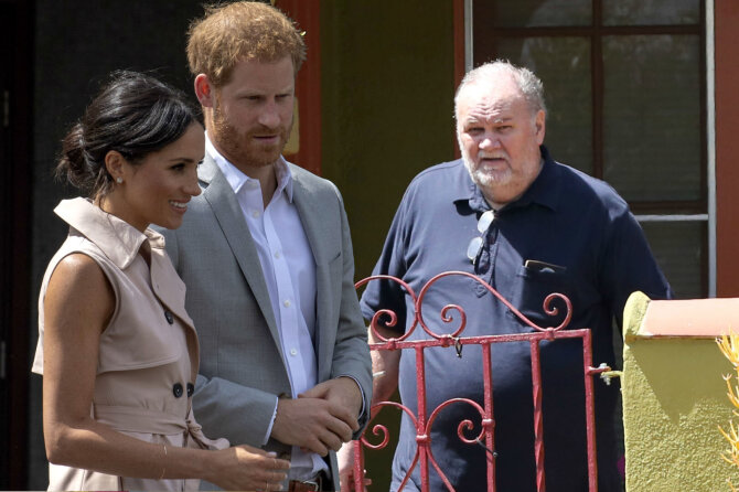 Princas Harry su žmona Sasekso hercogiene Meghan ir jos tėvas Thomas Markle'as