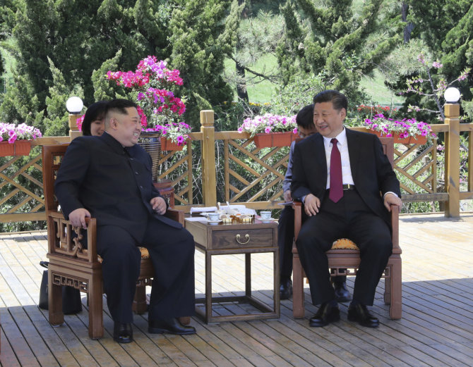 AFP/„Scanpix“ nuotr./Kim Jong Unas ir Xi Jinpingas