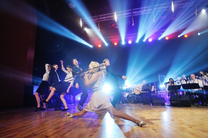 Dainiaus Čėplos nuotr./Koncerto „Swing OUT Show!“ akimirka