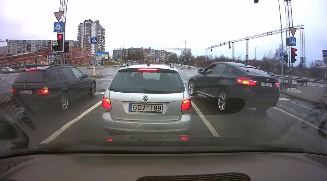 Kadras iš vaizdo įrašo/BMW X6 skrodžia sankryžą degant raudonam šviesoforo signalui.