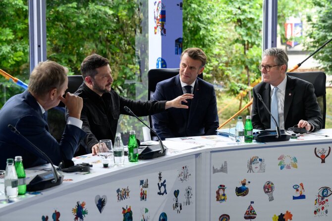 „Reuters“/„Scanpix“/Donaldas Tuskas, Volodymyras Zelenskis, Emmanuelis Macronas