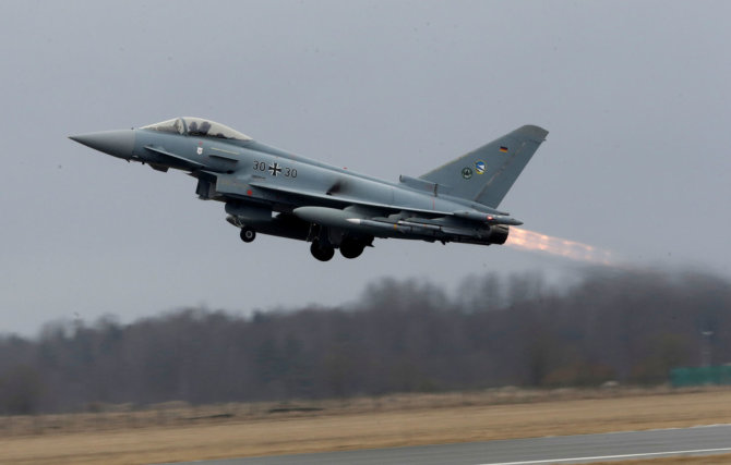 AFP/„Scanpix“ nuotr./Vokietijos karinių oro pajėgų naikintuvas „Eurofighter“