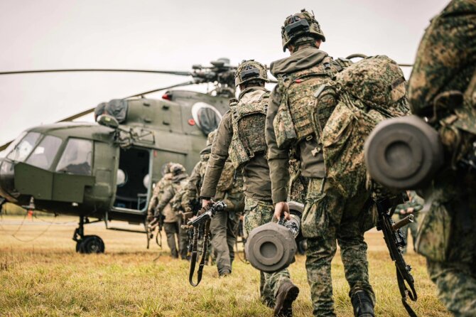 11-osios oro pajėgų brigados nuotr./NATO pratybose Lenkijoje dalyvauja olandų oro desantas