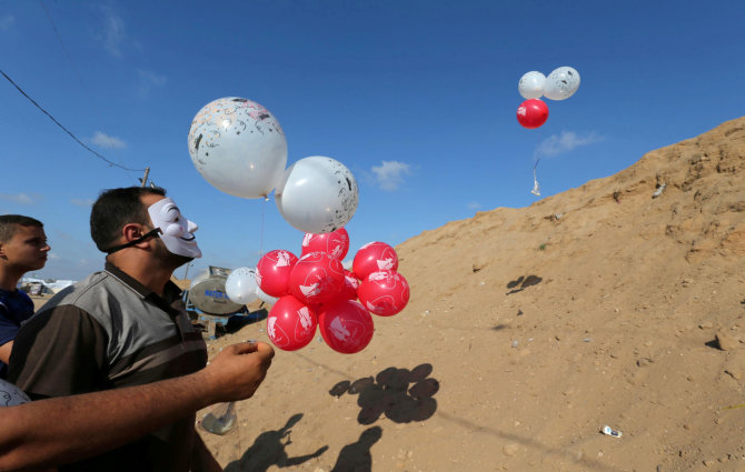 „Reuters“/„Scanpix“ nuotr./Palestiniečiai su balioniais, pripildytais padegamųjų skysčių