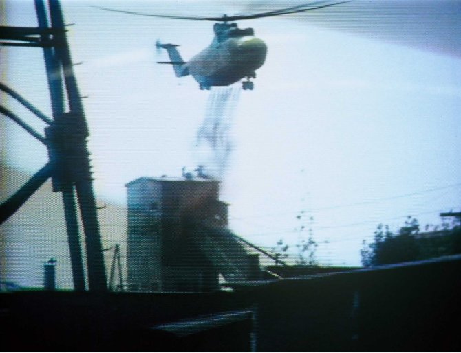 „Scanpix“/„SIPA“ nuotr./Degančios Černobylio atominės elektrinės gesinimas