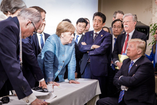 AFP/„Scanpix“ nuotr./A.Merkel kalbasi su D.Trumpu kitų pasaulio lyderių apsuptyje