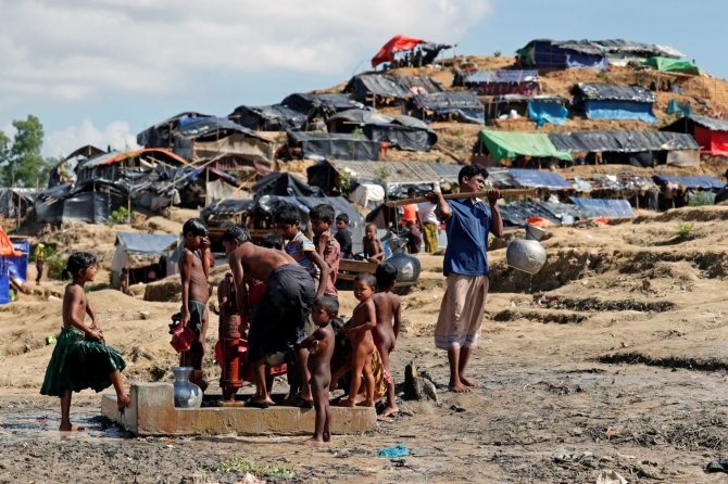 „Reuters“/„Scanpix“ nuotr./Persekiojami rohinjai iš savo šalies bėga į Bangladešą