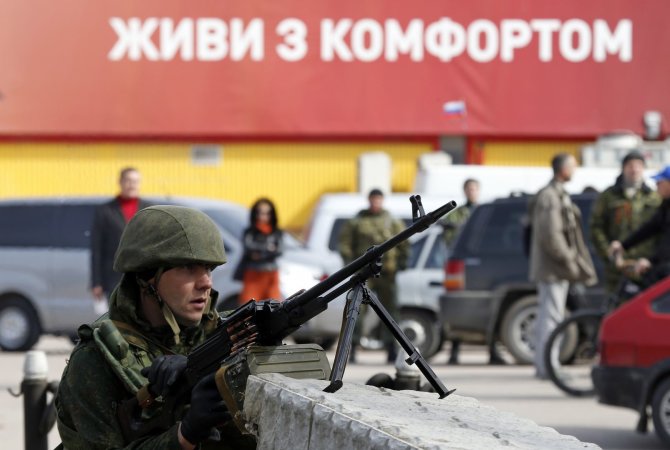 „Reuters“/„Scanpix“ nuotr./Rusijos karys prie  Ukrainos karinių jūrų pajėgų štabo Sevastopolyje 