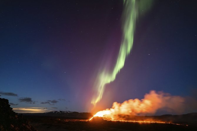 „Scanpix“/AP nuotr./Kerintys Šiaurės pašvaistės vaizdai virš Islandijos ugnikalnio 