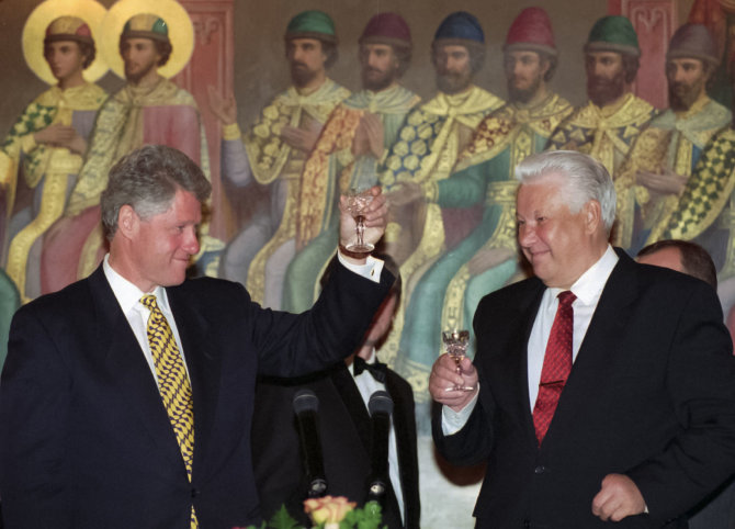 „Scanpix“/AP nuotr./Billas Clintonas ir Borisas Jelcinas 1995 metais