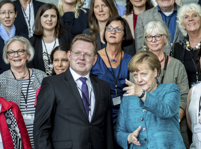 „Scanpix“/AP nuotr./Andreas Hollsteinas ir Angela Merkel