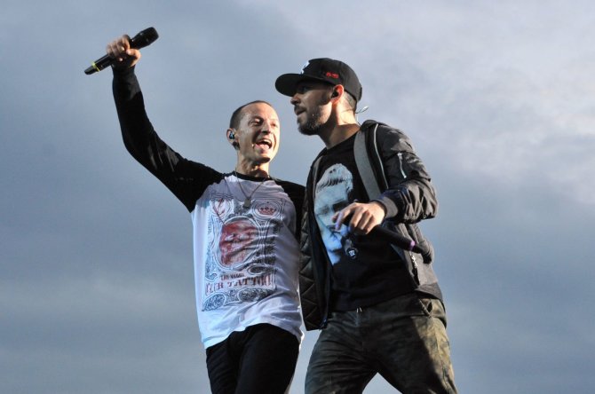 „Scanpix“/„PA Wire“/„Press Association Images“ nuotr./Chesteris Benningtonas ir Mike'as Shinoda iš „Linkin Park“
