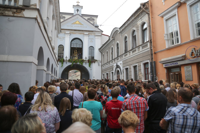 Juliaus Kalinsko/15min.lt nuotr./Vilniaus krašto moksleiviai meldžiasi prie Aušros vartų