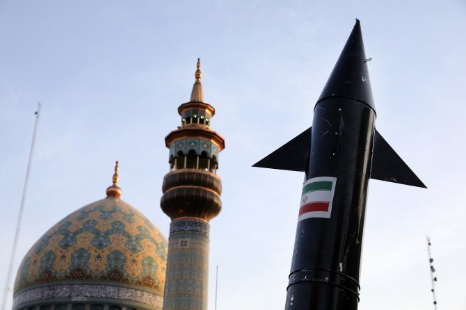 „Scanpix“/AP nuotr./Irano demonstrantai neša raketos maketą