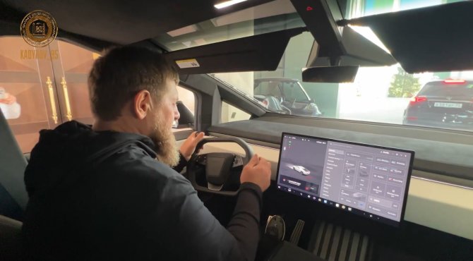 R.Kadyrovo „Telegram“ nuotr./Ramzanas Kadyrovas su „Tesla Cybertruck“