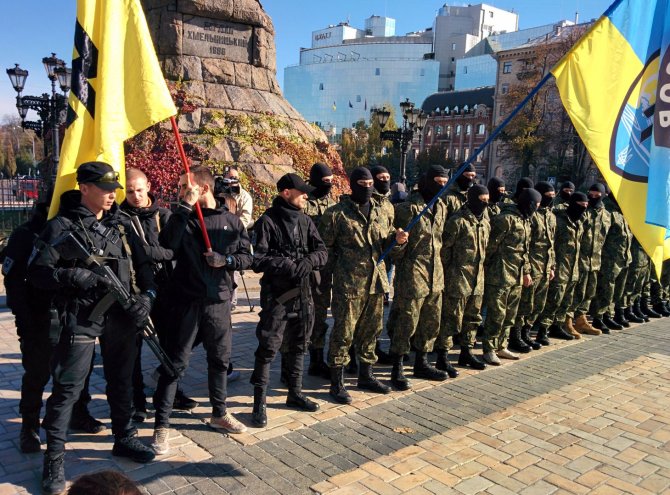 Dovydo Pancerovo nuotr./Sekmadienį būrys „Azov“ karių išvyko į frontą.