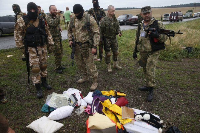 AFP/„Scanpix“ nuotr./Ginkluoti teroristai trukdo tyrėjams dirbti katastrofos vietoje