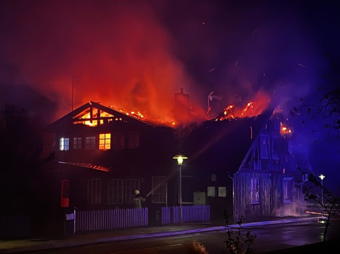 15min.lt skaitytojo nuotr./Juodkrantėje užsidegė gyvenamasis namas