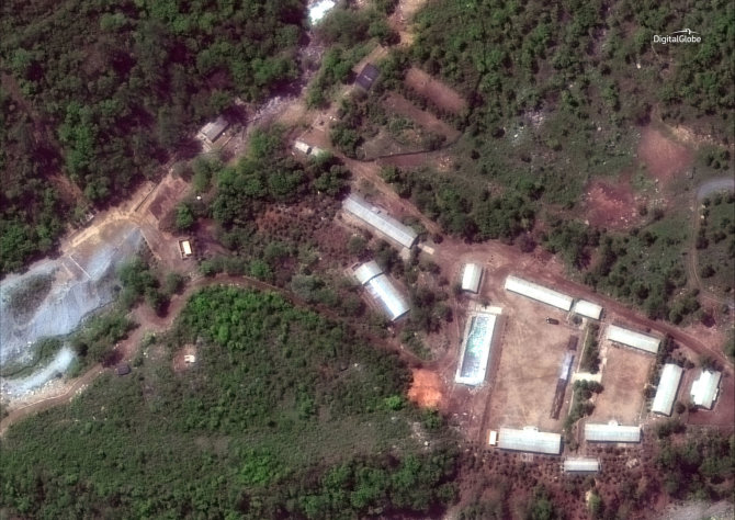 „Reuters“/„Scanpix“ nuotr./Šiaurės Korėja susprogdino ir uždarė Pungjė-ri branduolinių bandymų poligoną