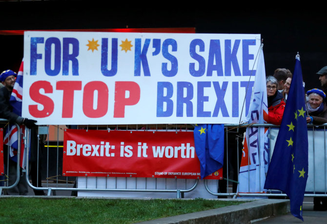 „Reuters“/„Scanpix“ nuotr./Britai laukia sprendimo dėl „Brexit“