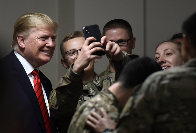 AFP/„Scanpix“ nuotr./Donaldas Trumpas ir JAV kariai Afganistane