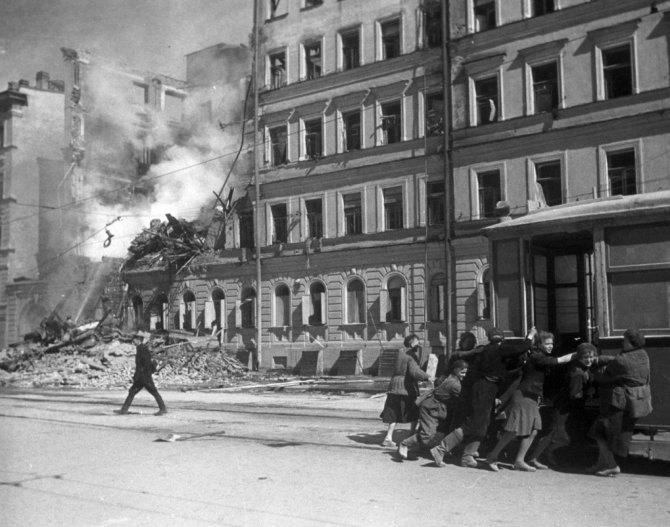 „RIA Novosti“ archyvo/Wikimedia.org nuotr./Leningrado gatvė po vokiečių aviacijos antskrydžio