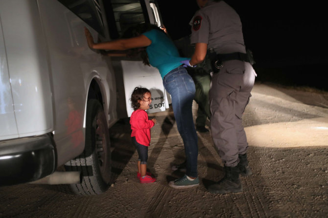 AFP/„Scanpix“ nuotr./JAV ir Meksikos pasienyje sulaikomi migrantai