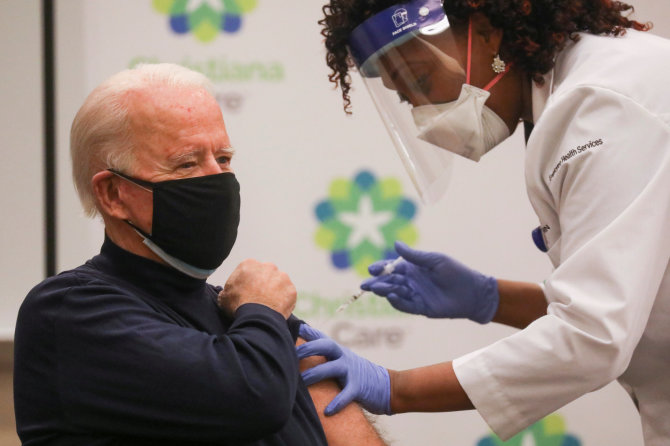 „Reuters“/„Scanpix“ nuotr./Joe Bidenas skiepijamas nuo koronaviruso