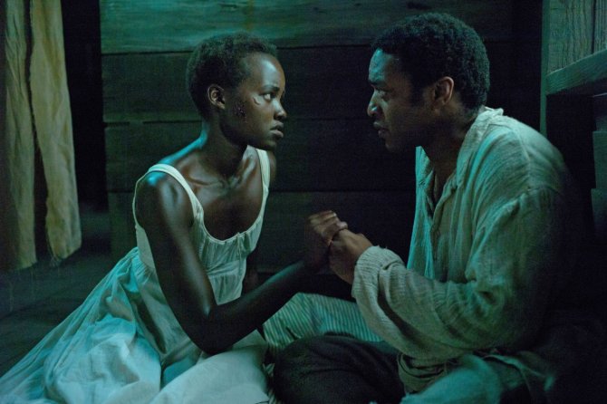 Kadras iš filmo/Lupita Nyong'o ir Chiwetelas Ejioforas filme „12 vergovės metų“
