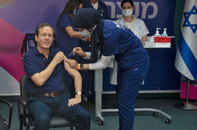 AFP/„Scanpix“ nuotr./Izraelio prezidentas Isaacas Herzogas gavo trečiąją „Pfizer-BioNTech“ vakcinos dozę ligoninėje Ramat Gano mieste, esančiame netoli Tel Avivo.