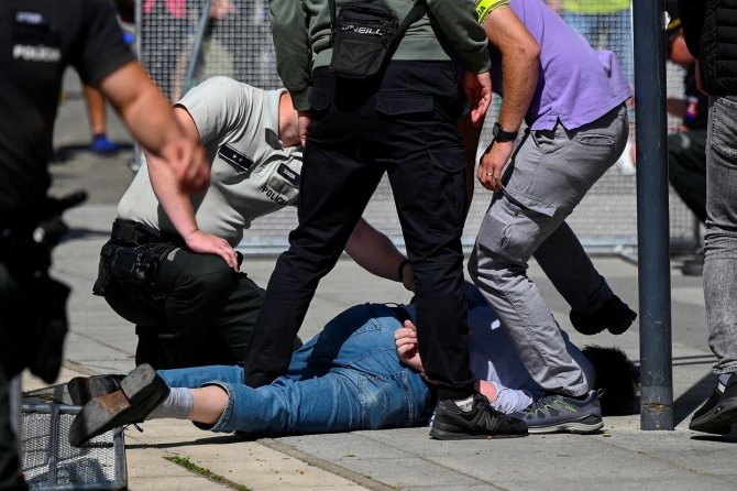 „Reuters“/„Scanpix“ nuotr./Sulaikytas žmogus po pasikėsinimo nužudyti Slovakijos premjerą Robertą Fico