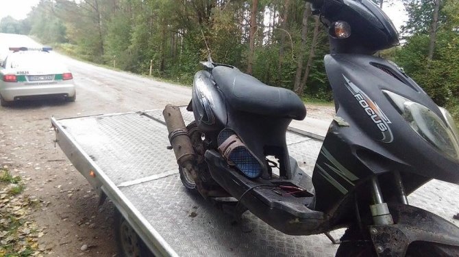 Lietuvos policija/Sprukusį mopedo vairuotoją policininkai vijosi bėgdami